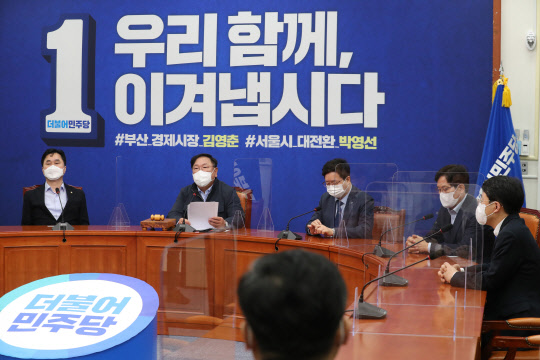 김태년 더불어민주당 당 대표 직무대행이 28일 서울 여의도 국회에서 열린 최고위원회의에서 국민의힘 오세훈 서울시장 후보 사퇴를 촉구하고 있다.   연합뉴스